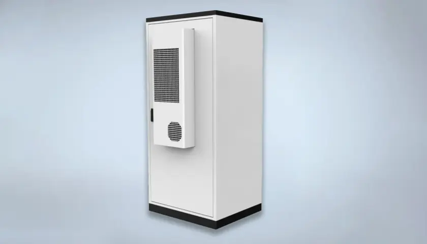 Biały magazyn energii 50 kWh, z czarnymi elementami, z panelem wentylacyjnym z kratką. Sprawdź magazyn energii 50 kwh cena.