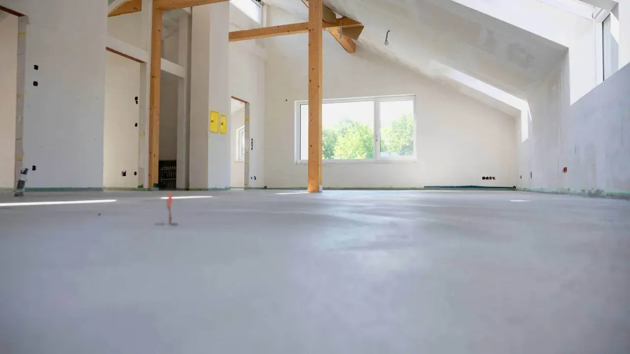 Nowy, betonowy podkład gotowy do dalszych prac. Sprawdź, jaka jest cena wylewki betonowej za m2.