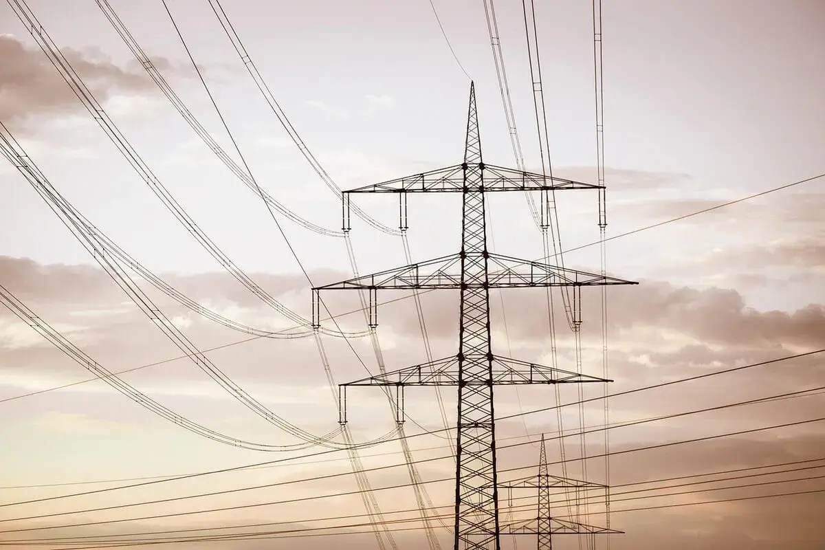Linie energetyczne tworzą skomplikowaną sieć, która zapewnia dystrybucję prądu. Infolinia jest dostępna w razie problemów.