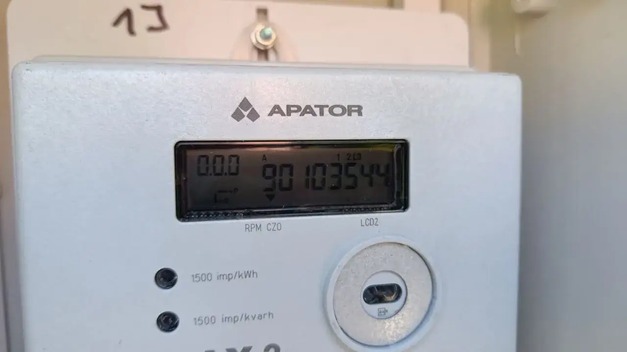 Cyfrowy licznik energii elektrycznej APATOR. Zastanawiasz się, ile kosztuje sprawdzenie licznika prądu? Ten model pokazuje zużycie 90103544.