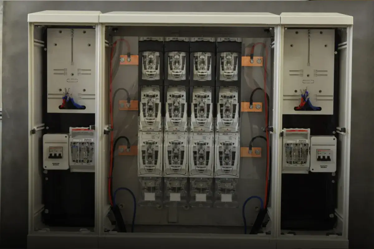 Rozdzielnica elektryczna z bezpiecznikami i wyłącznikami, gotowa do podłączenia prądu budowlanego Tauron.