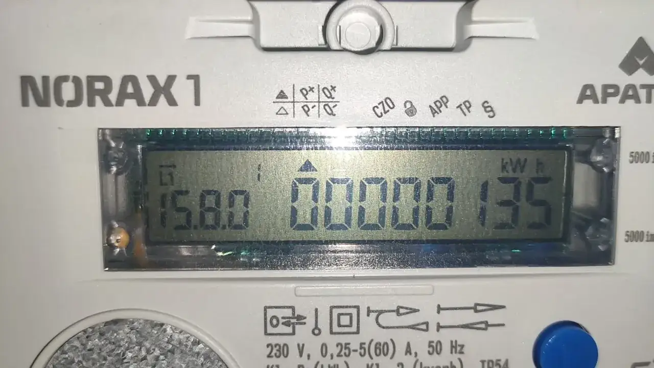 Apator Norax 1 pokazuje zużycie 15.80 kWh. Kody na wyświetlaczu to 00000135.