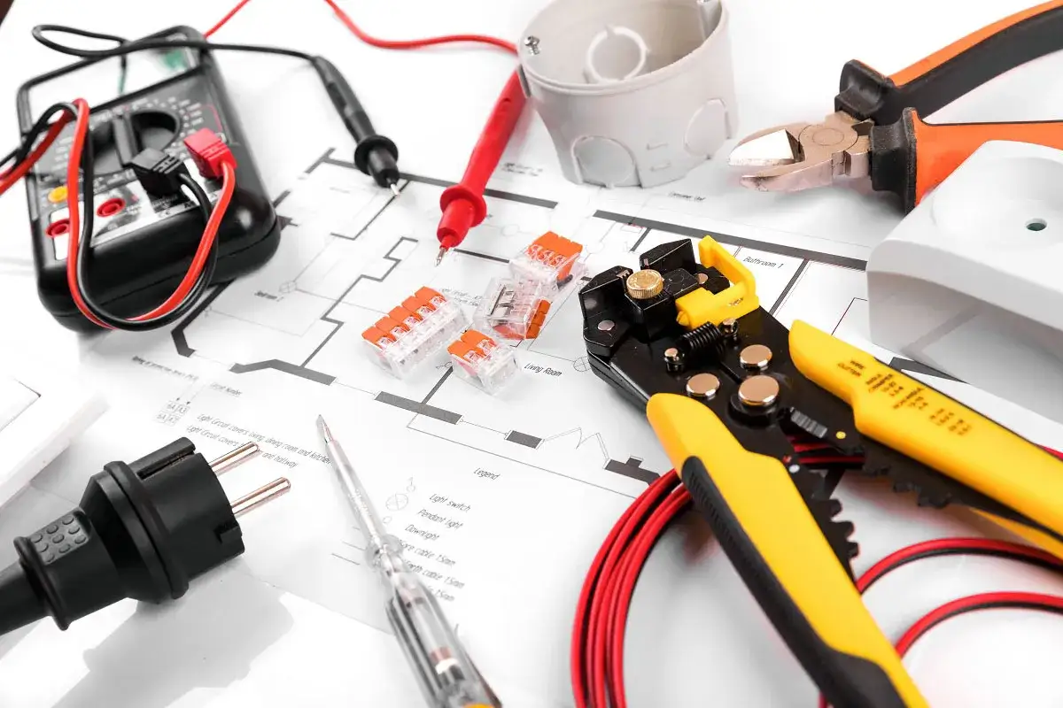Narzędzia elektryczne i schemat domu 120m2. Szacowany koszt instalacji elektrycznej.