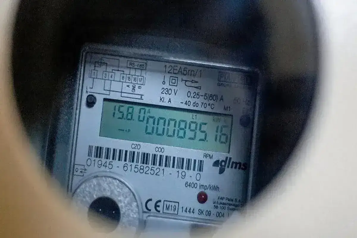 Cyfrowy licznik energii elektrycznej pokazuje 15.8.0 kWh, co oznacza zużycie prądu.