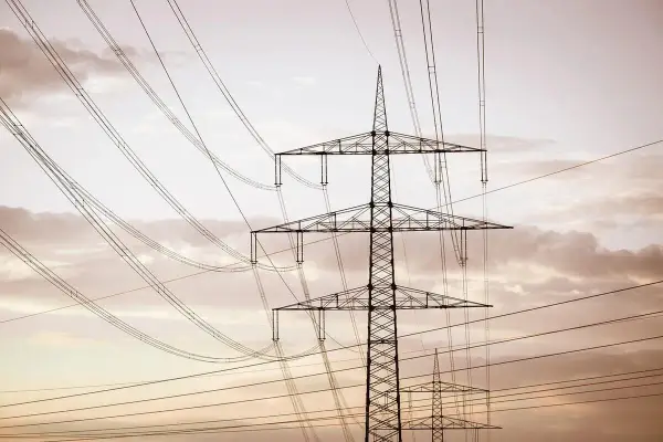 Linie energetyczne tworzą skomplikowaną sieć, która zapewnia dystrybucję prądu. Infolinia jest dostępna w razie problemów.
